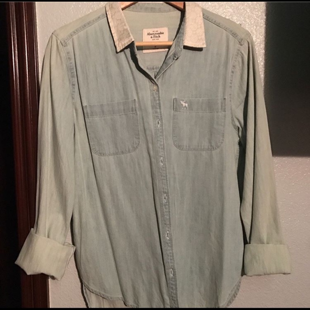 NWT Women’s Abercrombie & Fitch Denim button-up ✨